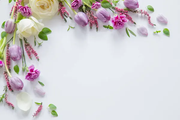 Marco Hermosas Flores Sobre Fondo Blanco —  Fotos de Stock