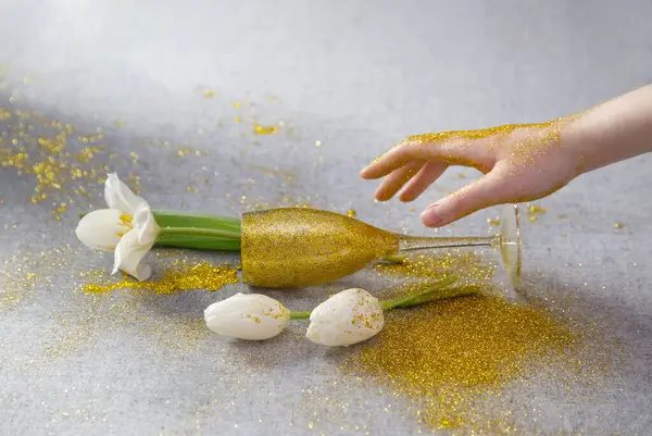 Vrouwelijke Hand Witte Tulpen Met Gouden Glas Tafel Stockfoto
