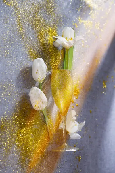 Weiße Tulpen Mit Goldenem Glas Auf Dem Tisch Stockbild