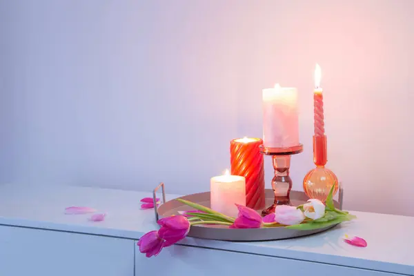 Rosa Tulpen Und Brennende Kerzen Auf Tablett Hintergrundwand — Stockfoto