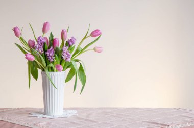 Beyaz vazodaki bahar çiçekleri eski tarz.