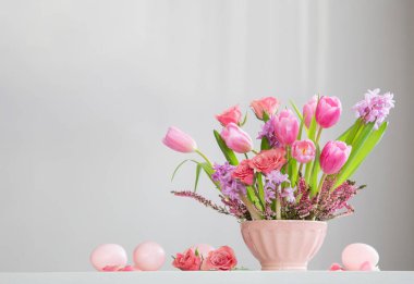 Paskalya evi dekoru pembe ve beyaz renklerde