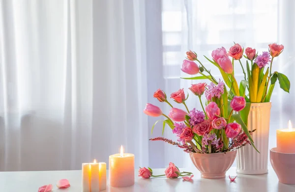 Arkaplan Penceresinde Yanan Mumlarla Bahar Çiçekleri — Stok fotoğraf