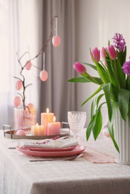 Paskalya pembesi evde eski moda dekor