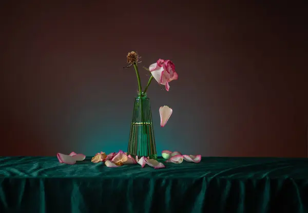 Old Roses Glass Vase Dark Background — Stock Photo, Image