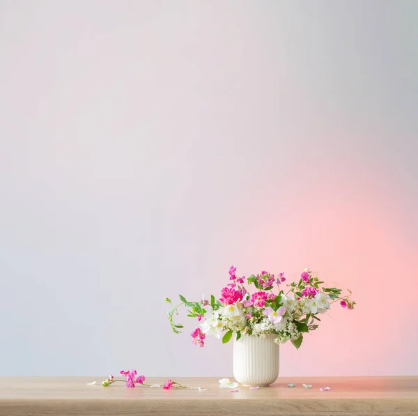 Fleurs Été Tasse Céramique Sur Fond Clair — Photo