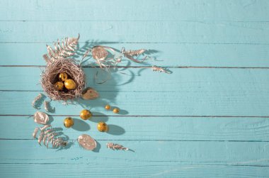 Eski mavi ahşap arka planda Paskalya altın yumurtaları