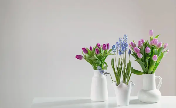 Весняні Квіти Білих Вазах Білому Інтер Єрі — стокове фото