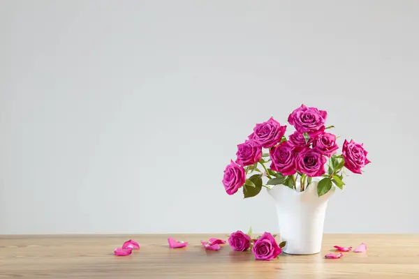 白い背景の花瓶の紫色のバラ — ストック写真
