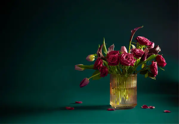 Hermosas Flores Jarrón Cristal Sobre Fondo Verde — Foto de Stock