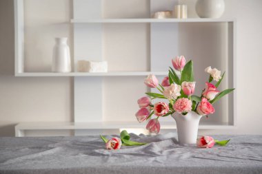 Modern ev içinde beyaz seramik vazoda pembe bahar çiçekleri