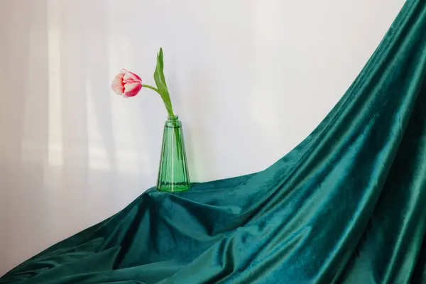 Rosa Tulpen Grüner Glasvase Auf Grünem Samt — Stockfoto