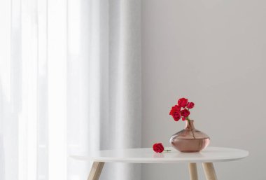 kırmızı güller modern cam vazoda beyaz iç kısımda