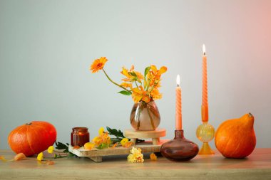 Arka plandaki ahşap rafta sonbahar durgun hayatı