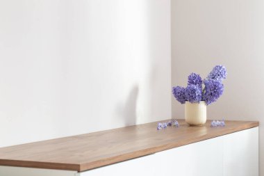 Seramik fincanda mavi bahar çiçekleri beyaz arkaplan