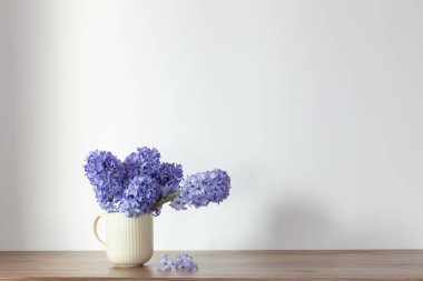 Seramik fincanda mavi bahar çiçekleri beyaz arkaplan