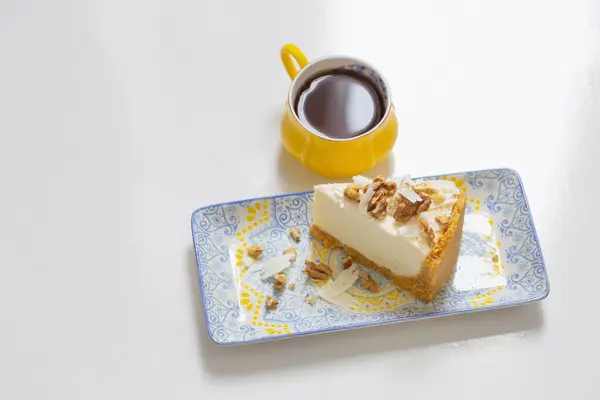 Gelbe Tasse Kaffee Mit Käsekuchen Auf Weißem Tisch — Stockfoto