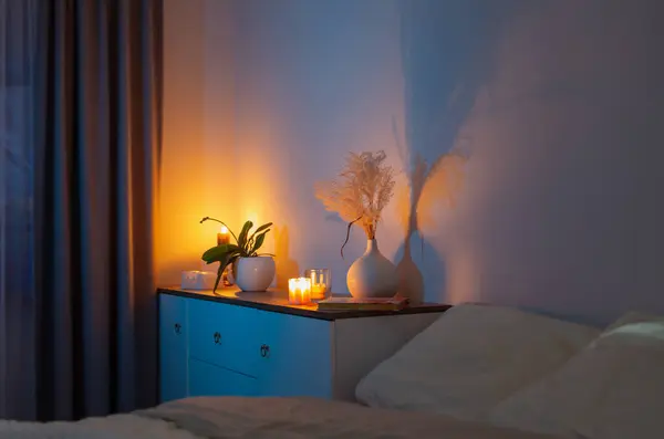Geceleri Yatak Odasındaki Vazoda Çiçeklerle Mum Yakmak — Stok fotoğraf