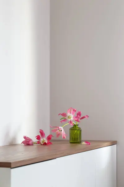 Рожеві Тюльпани Скляній Зеленій Вазі Білому Тлі Стокове Фото