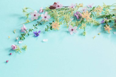 Vahşi bahar çiçekleri kağıt arkaplanda