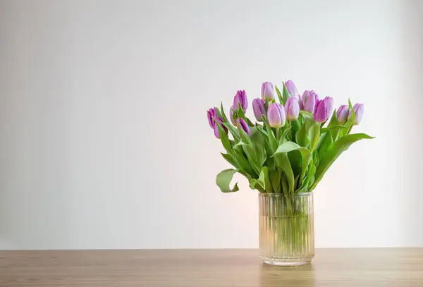 Tulipes Roses Dans Vase Verre Sur Fond Blanc — Photo