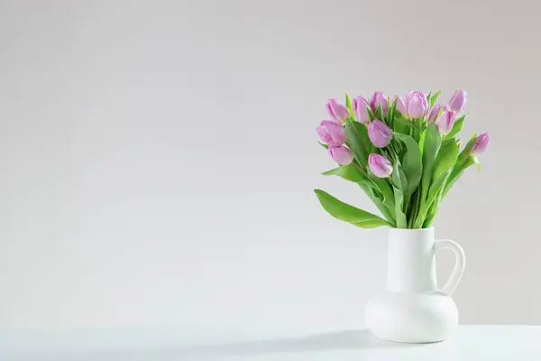 Рожеві Тюльпани Білому Глечику Білому Фоні — стокове фото