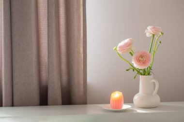 Beyaz, modern iç mekanlarda vazoda bahar çiçekleri