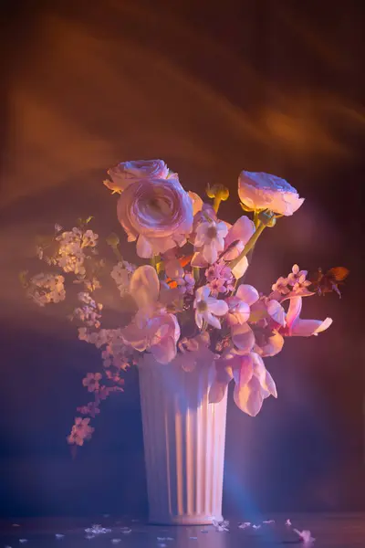 Bahar Çiçekleri Renk Işıklarıyla Kaplanır Stok Fotoğraf