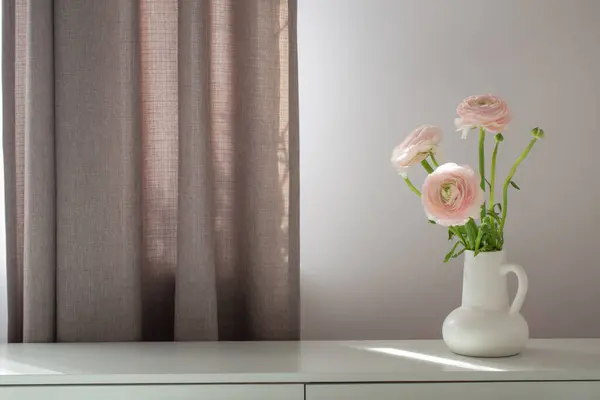 Fleurs Printemps Dans Vase Blanc Intérieur Moderne Images De Stock Libres De Droits