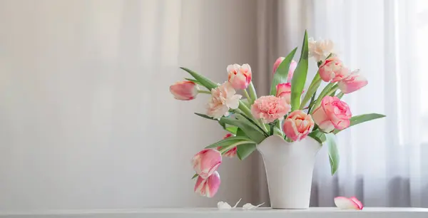 Рожеві Весняні Квіти Білій Керамічній Вазі Сучасному Домашньому Інтер Єрі Ліцензійні Стокові Зображення