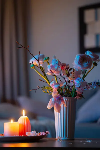 Innenraum Mit Frühlingsblumen Und Brennenden Kerzen — Stockfoto