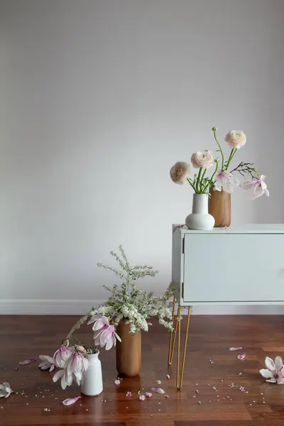 Tavaszi Virágok Vázákban Fehér Modern Belső Térben Stock Kép