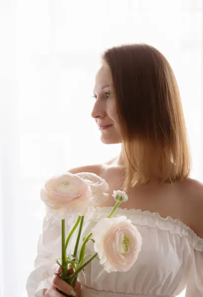 Fiatal Elegáns Fehér Ruhában Tavaszi Virágok Vázákban Fehér Háttér Stock Kép