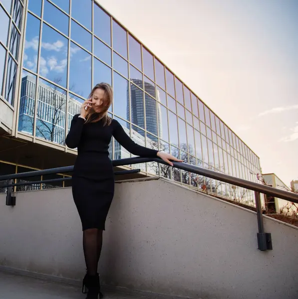 Młody Szczęśliwy Businesswoman Odkryty Słoneczny Dzień Obrazek Stockowy