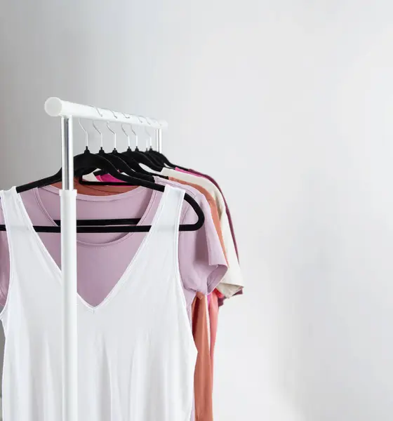 Reihe Von Shirts Auf Einem Kleiderbügel Vor Dem Hintergrund Eines Stockfoto