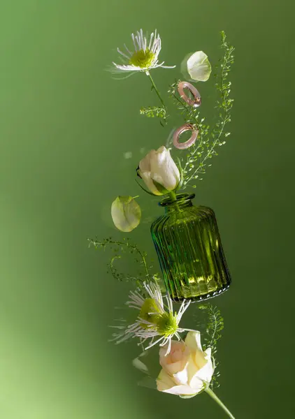 Літаючі Квіти Зеленій Скляній Вазі Зеленому Фоні Стокова Картинка