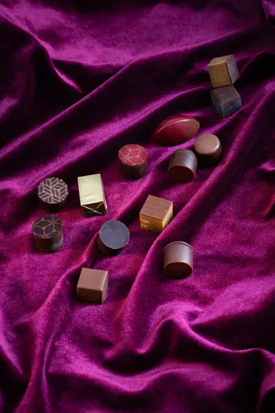Шоколадні Цукерки Фіолетовому Оксамитовому Текстилі Ліцензійні Стокові Зображення