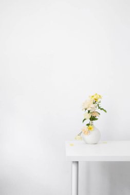 Beyaz vazoda güzel bir buket.