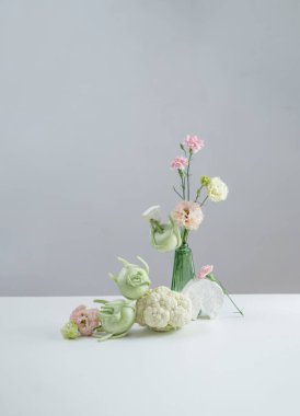 Çiçek, sebze ve peynirin alışılmadık bileşimi