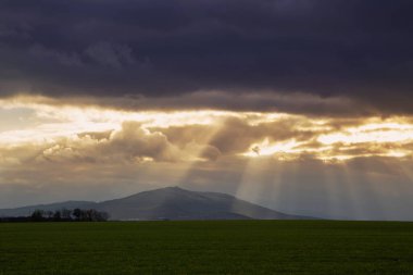Dağlı ve bulutlu gökyüzü
