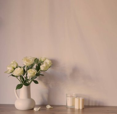 Beyaz sürahi içinde beyaz güller.