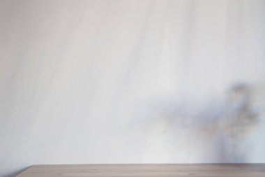 Gölgesi ve ahşap rafı olan gri duvarın arka planı