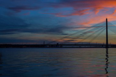 Günbatımında nehrin üzerindeki modern asma köprü