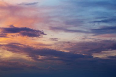 Gün batımında bulutlu güzel gökyüzü