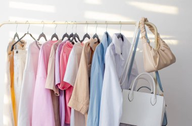 Beyaz odada kadın gardırobu