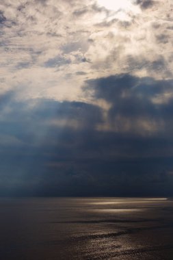 dramatik gökyüzü ve denizin arka planı
