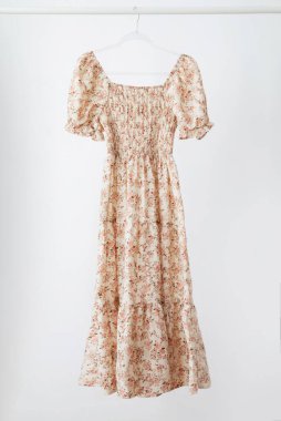 Beyaz arka planda askıdaki yaz elbisesi