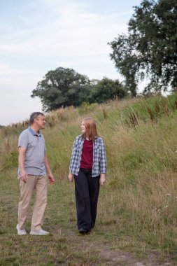 Baba ve genç kız yazın dışarıda dinleniyorlar.