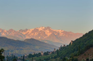 Svaneti, Gürcistan 'da Svan kuleleri olan dağ manzarası