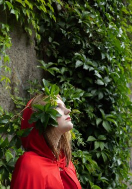 Sen, arka plandaki yeşil bitki duvarındaki güzel kadın.